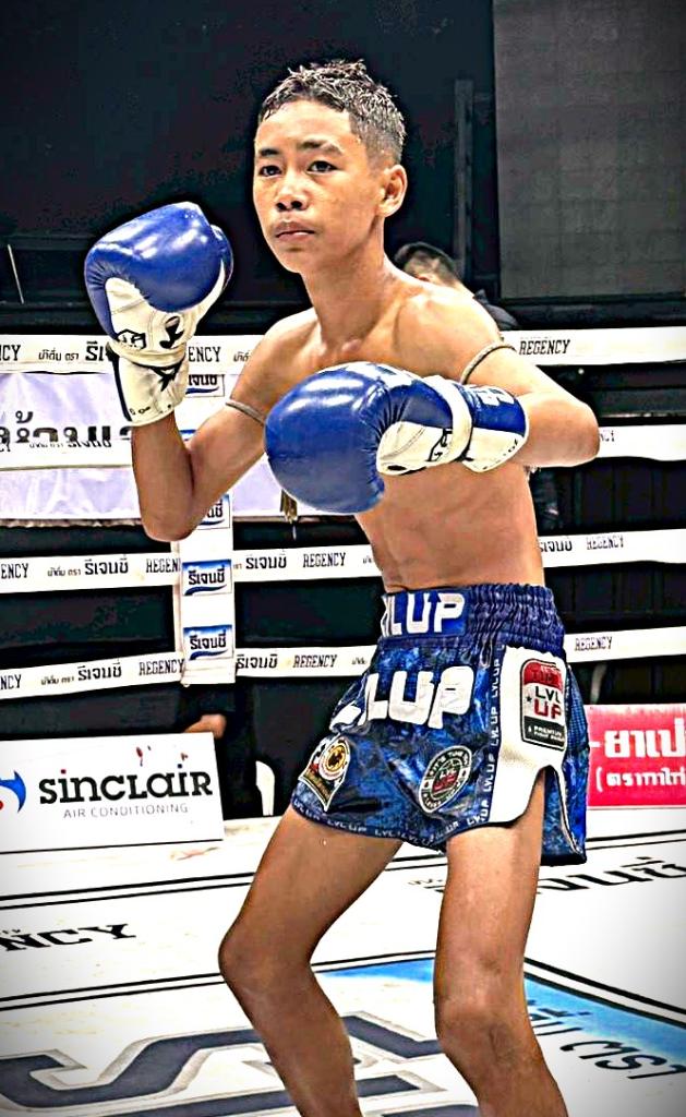 นักชกมุมน้ำเงิน งาทอง เพชรบ้านบึง งาทอง เพชรบ้านบึง