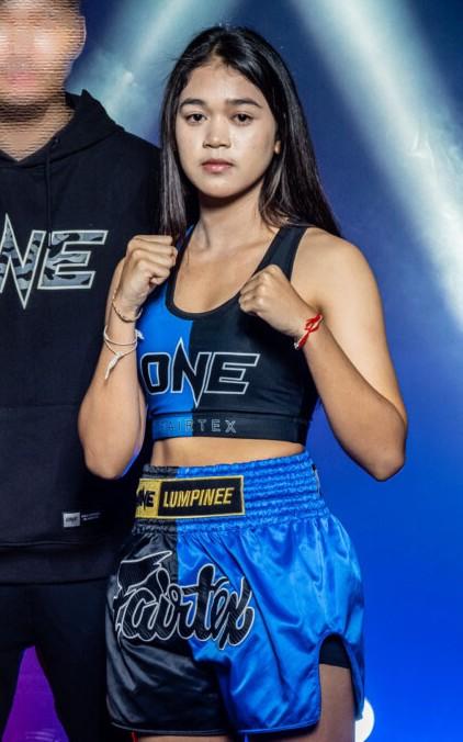 พลอยชมพู พียู.ผ้าใบ