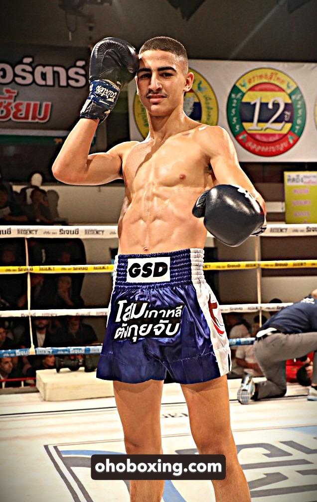 เพชรสาม เพชรมวยไทยยิม