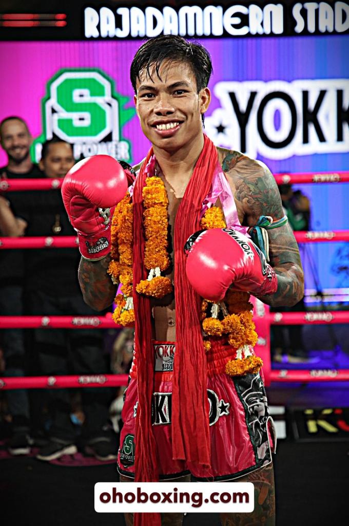 สิงห์โดมทอง นกยีนส์ลาดกระบัง