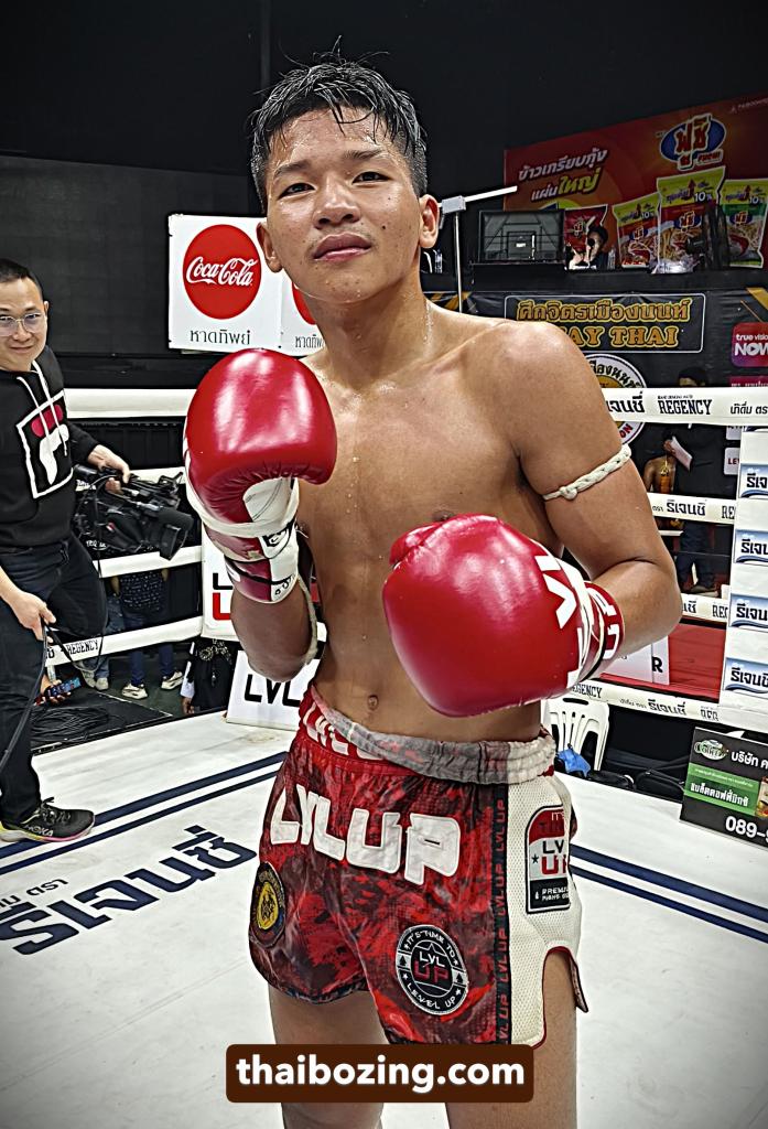 ใจเพชร อี.ยู.เอ็ม.มวยไทยยิมส์