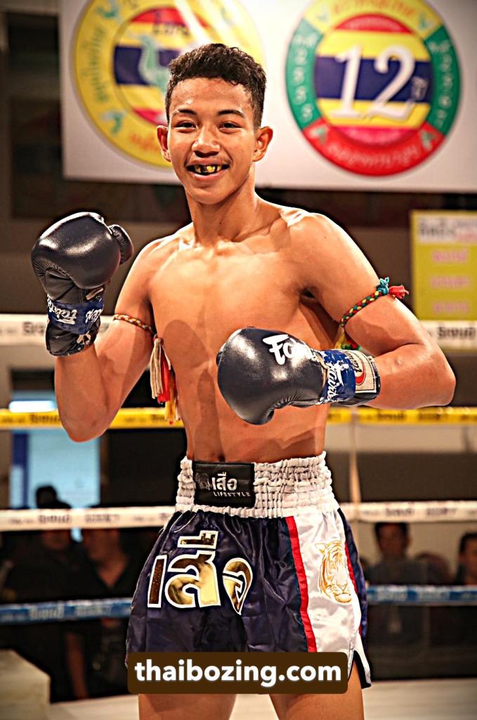 แสงพนม ผดุงชัยมวยไทยยิม