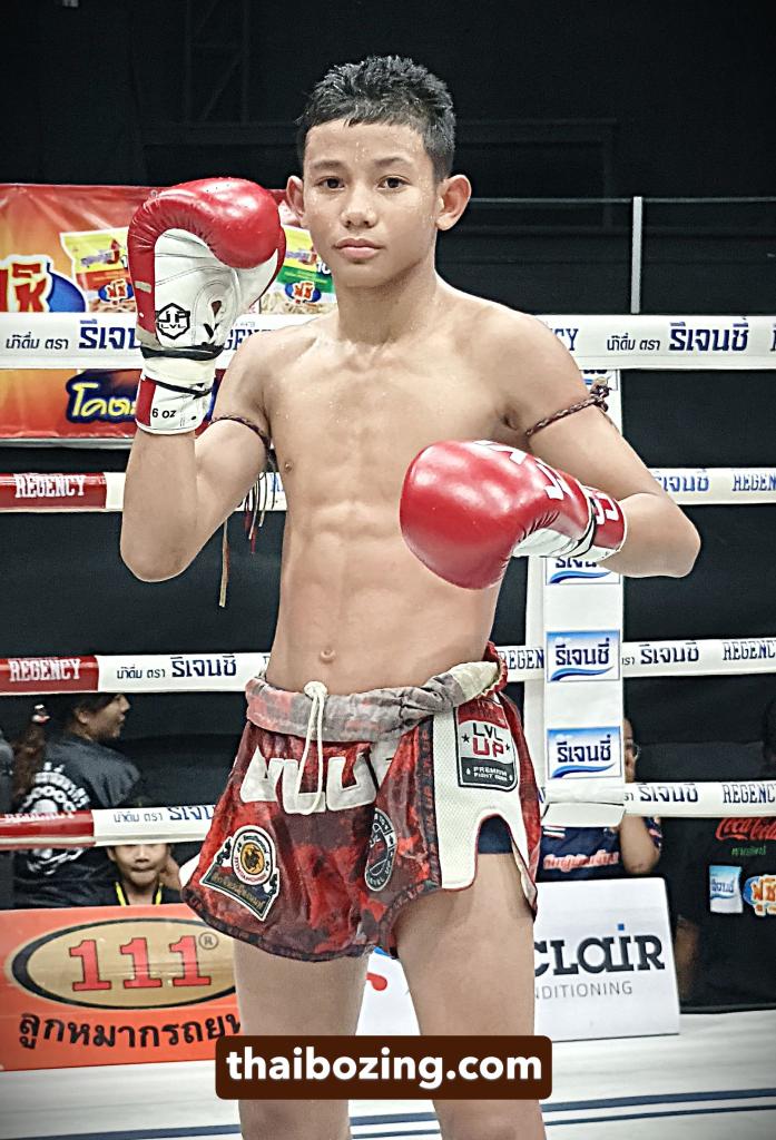 ฉัตรมีโชค ปานนิวัฒน์มวยไทย