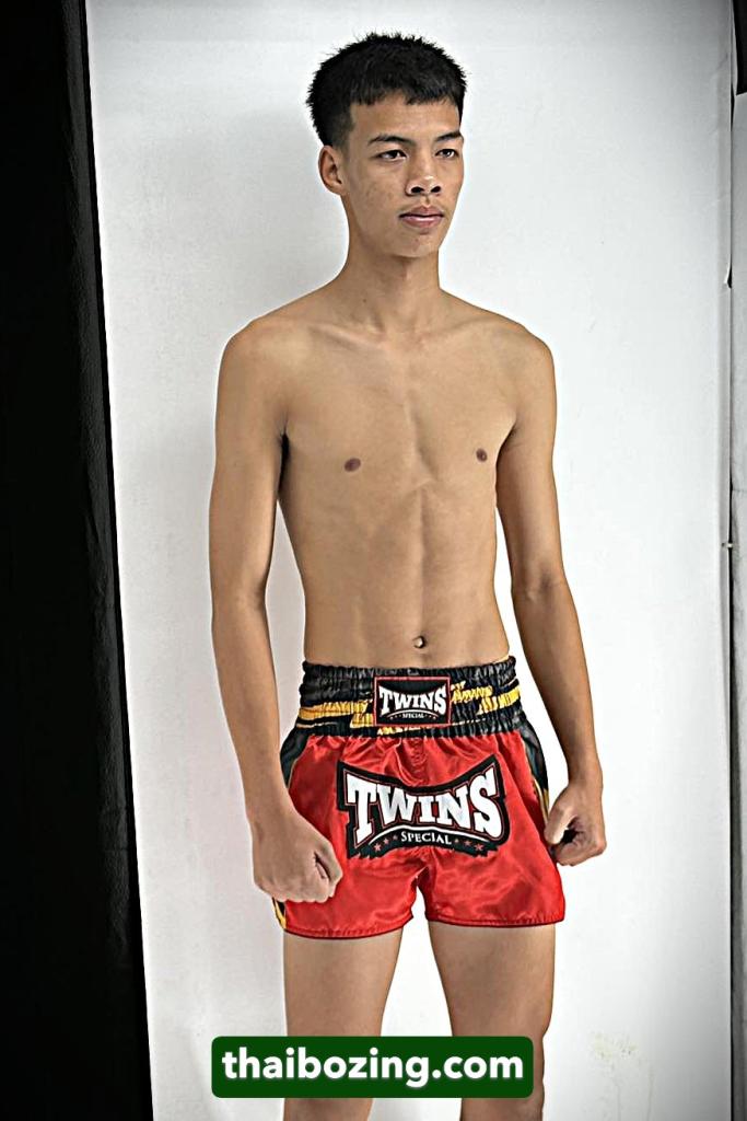 สายฟ้า สมศักดิ์ก่อสร้าง