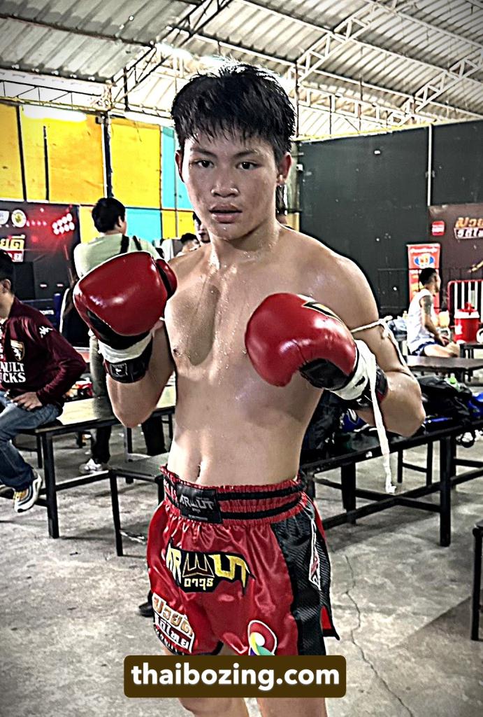 ฉัตรเพชร เสือแบล็คมวยไทย