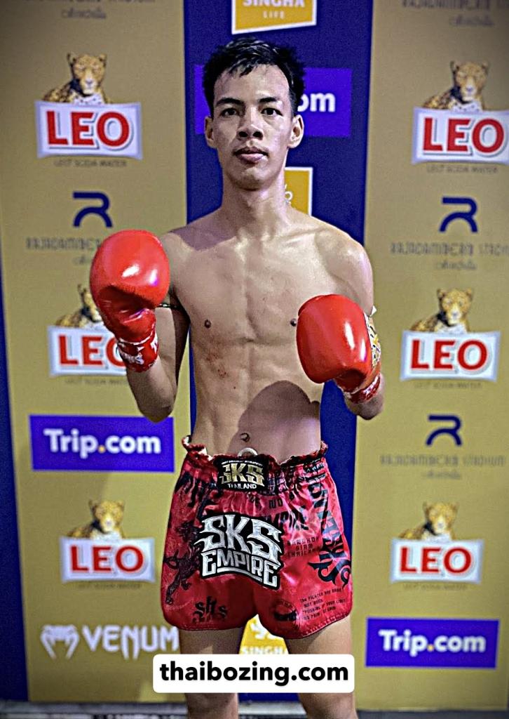 สายฟ้า สมศักดิ์ก่อสร้าง