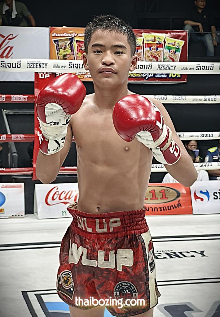 เด่นเชียงรายเล็ก หยกฟ้ามวยไทยยิม