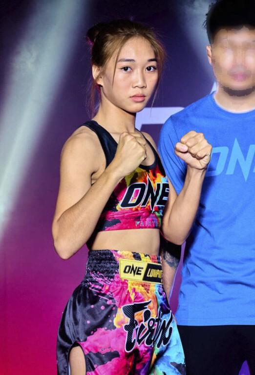 พลอยจันทร์ ศิษย์นายกดำ