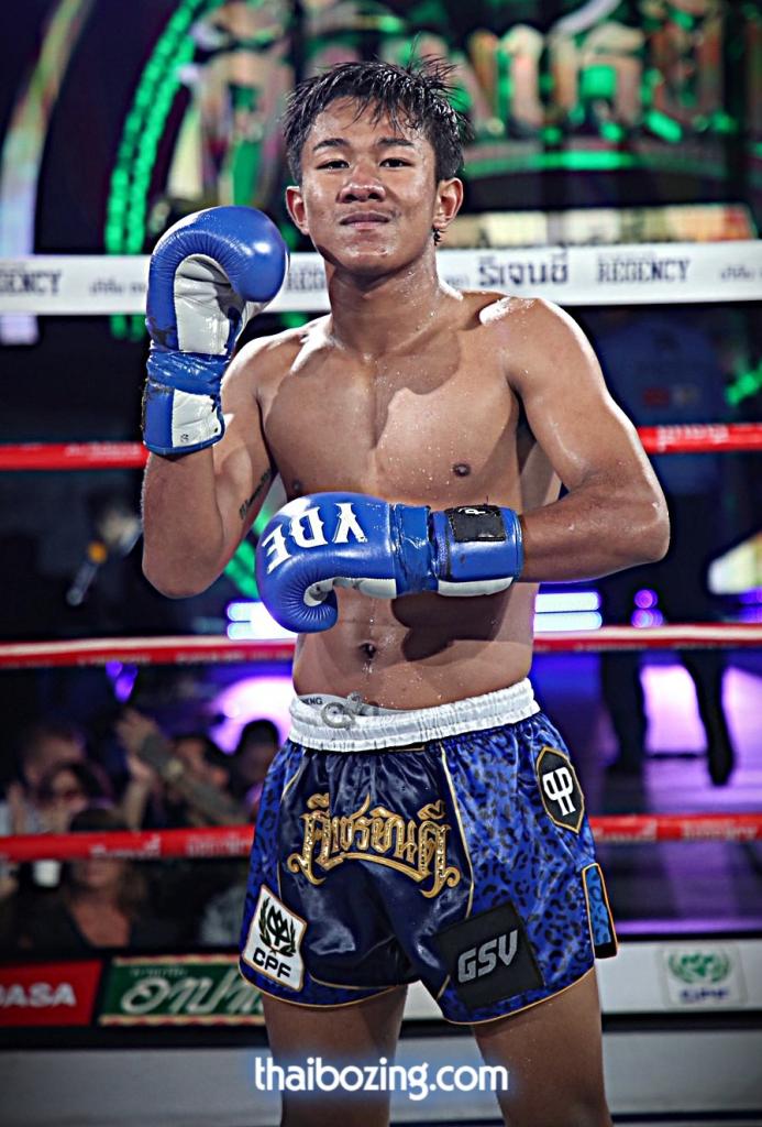 เพชรสีแดง ศิษย์เจริญทรัพย์