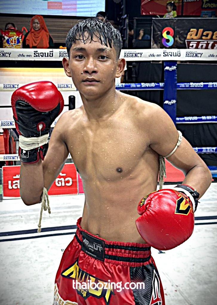 ฉัตรเงินเล็ก พชรยิมส์