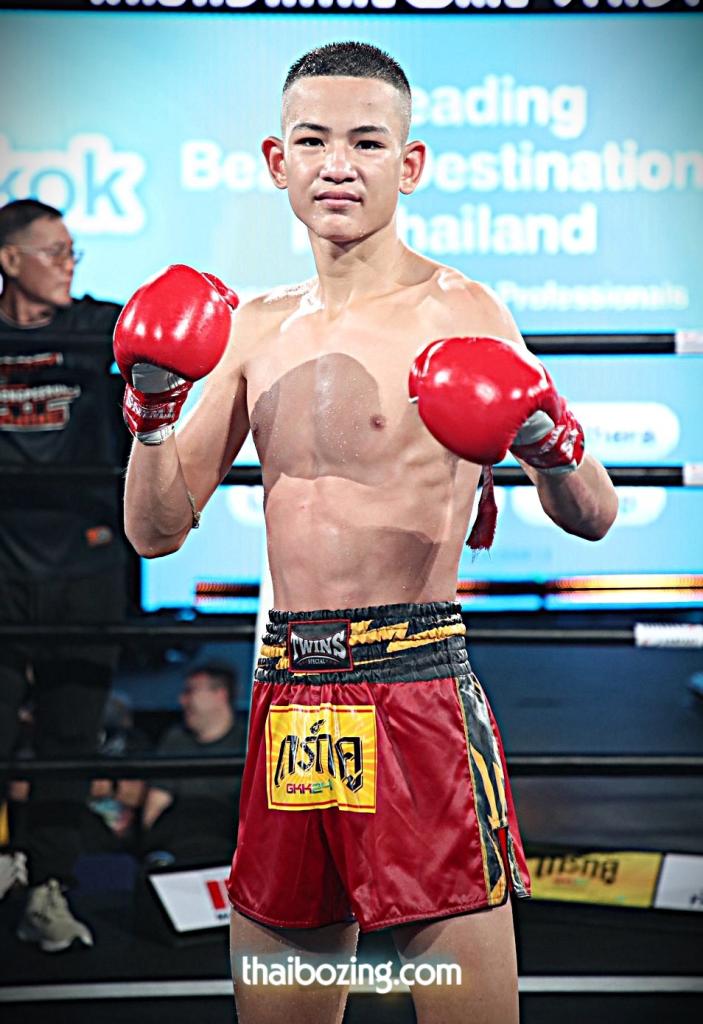 เพชรมรกต ศิษย์สองพี่น้อง