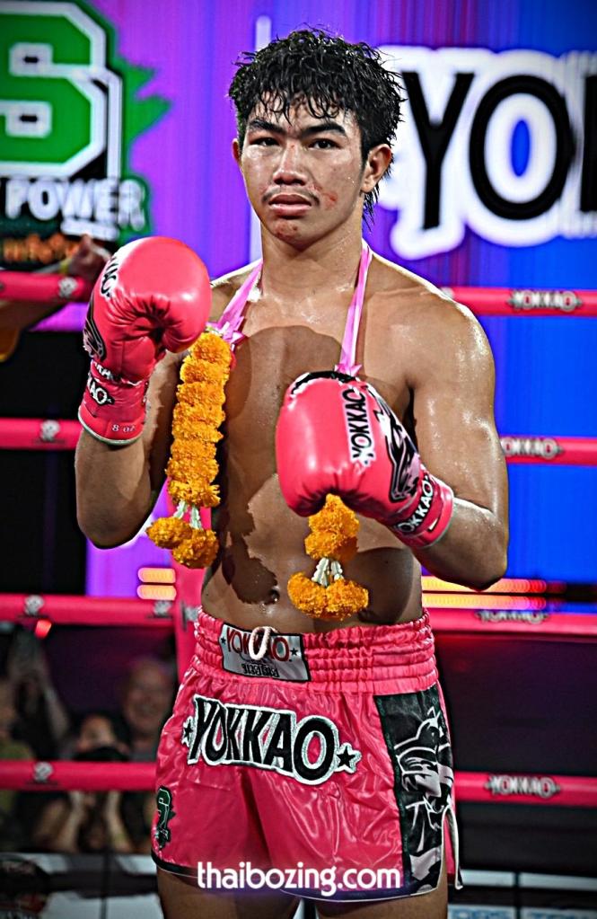 กำปั้นทอง สวนอาหารปีกไม้