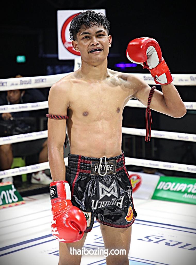 จอห์นนี่ เพชรยินดีอะคาเดมี่