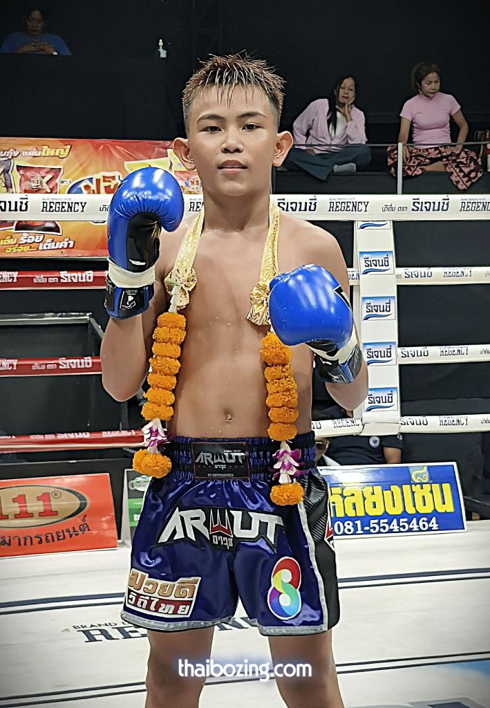 เพชรอำนาจ แสงมรกต