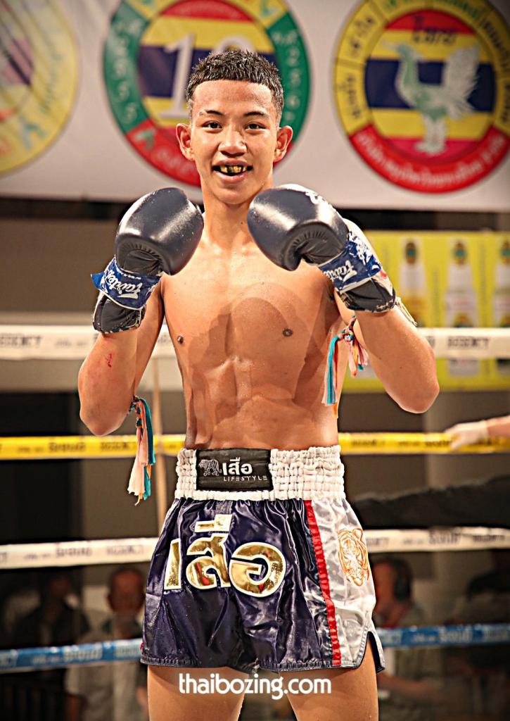 แสงพนม ผดุงชัยมวยไทยยิม